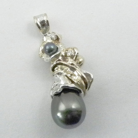 Custom design Tahitian pearl pendant with twinkling diamonds