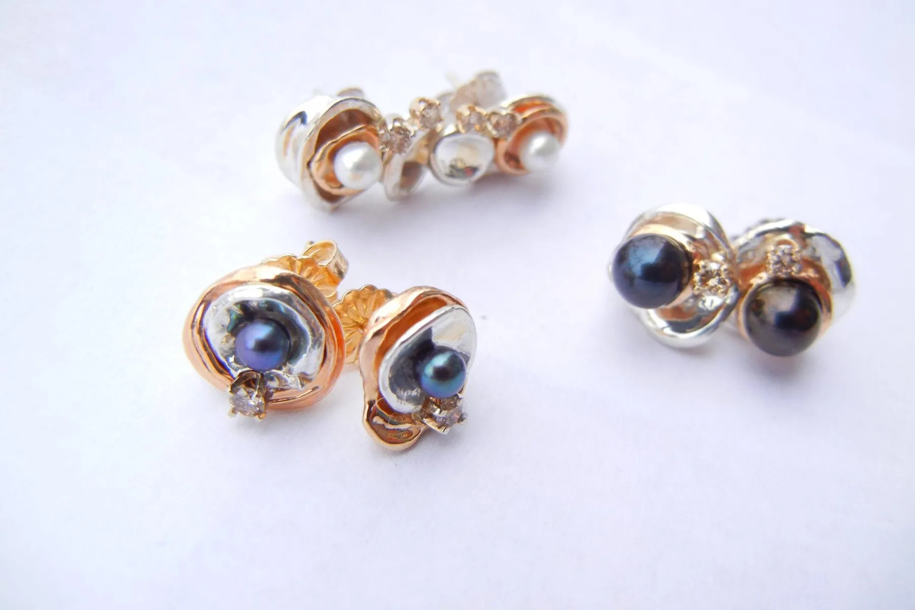 Custom design page — Orbit pearl earrings